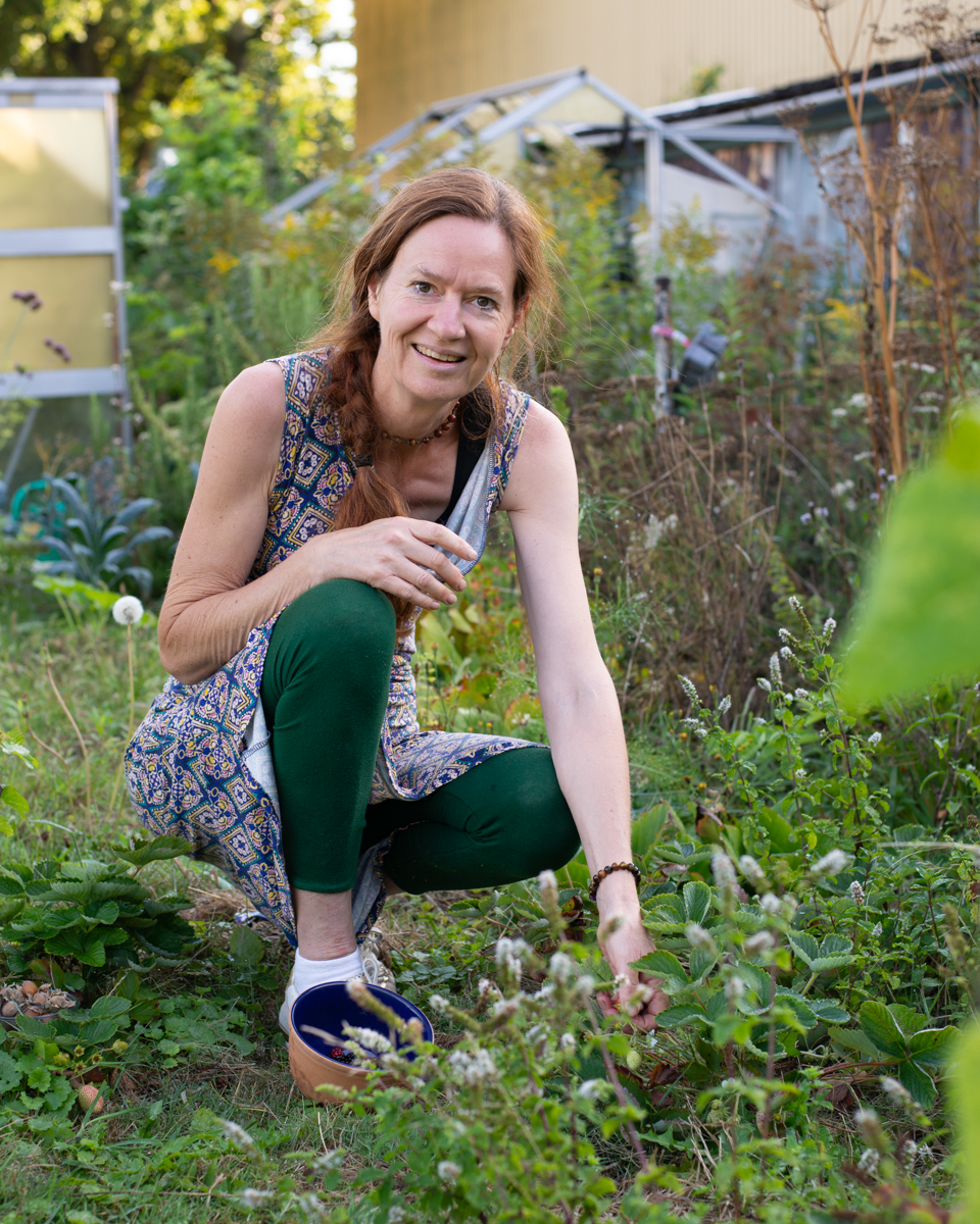 Foto van Maartje Lindhout in de moestuin